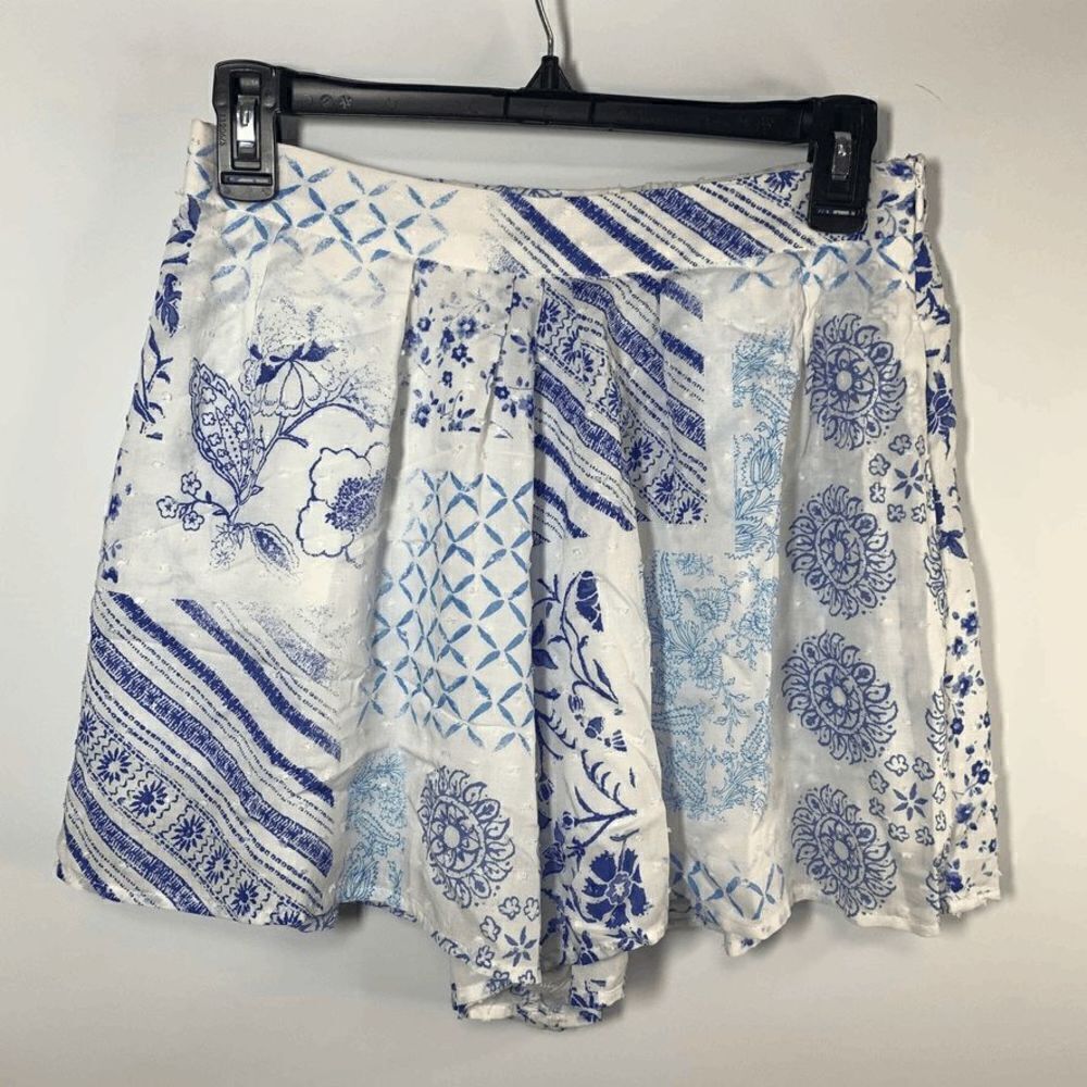 En Creme Pleated Lined Side Zip Short Size Medium